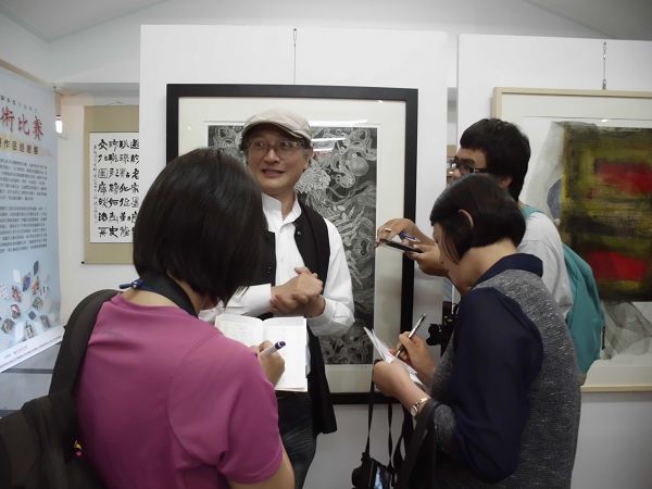 特優作品巡迴展於宜蘭酒廠紅露藝廊開幕,國立臺北教育大學郭博州教授為媒體導覽解說