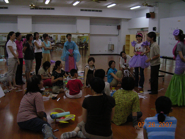 96年藝術與人文教師研習由如果兒童劇團承辦，台南場次全體參與教師合影