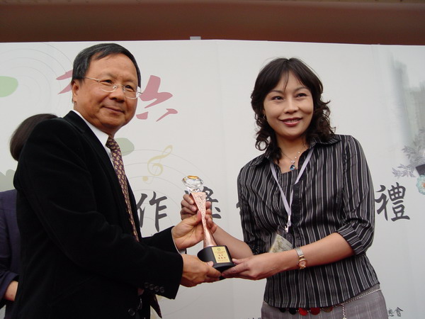 96年教育部文藝創作獎頒典禮教育部杜部長正勝頒獎給教師組戲劇劇本佳作得獎者楊靚姝教師。