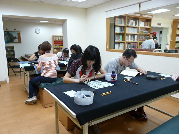 「書法體驗區」提供民眾現場書寫體驗