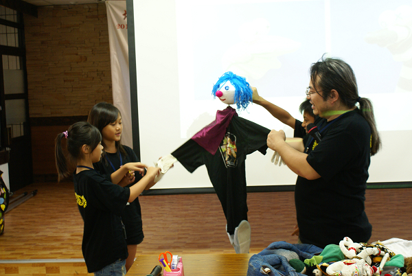 「偶的形式與介紹課程」孫成傑老師教導學生執頭偶的操作