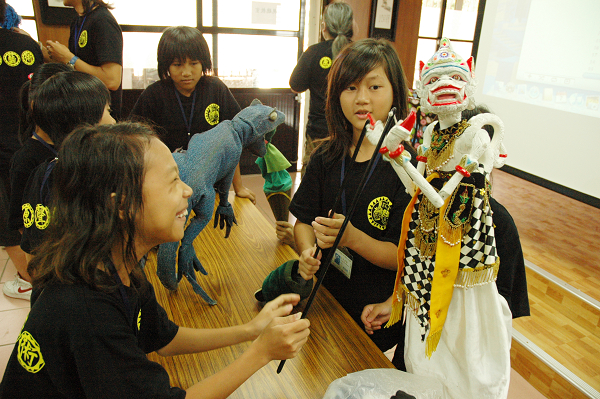「偶的形式與介紹課程」學員練習操作棒偶