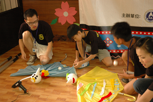「偶戲教學與示範課程」學員製作傘偶