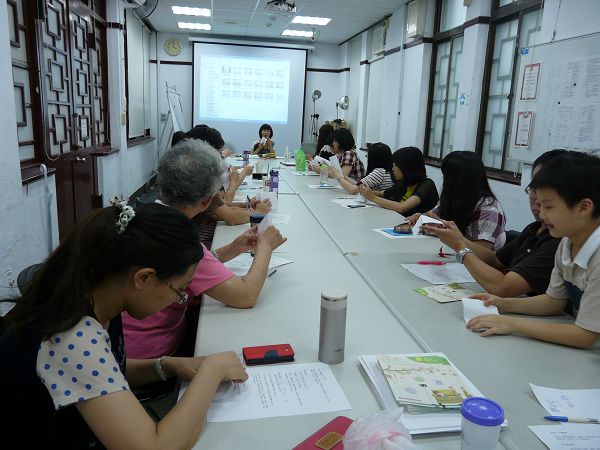 製作簡易小書來和幼兒互動