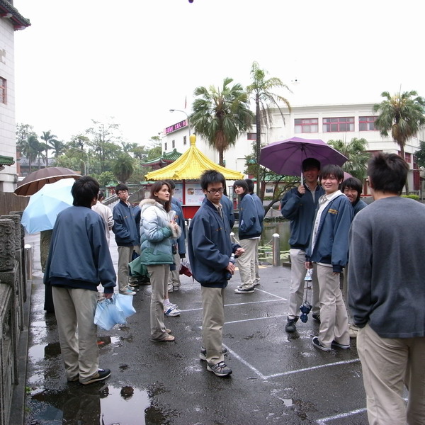 建中師生活動前分配彩繪區域