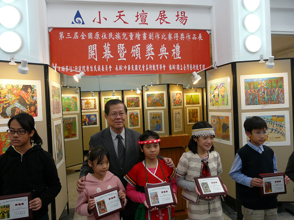 中華民國兒童美術教育學會卓英豪顧問頒獎並與得獎學生合影