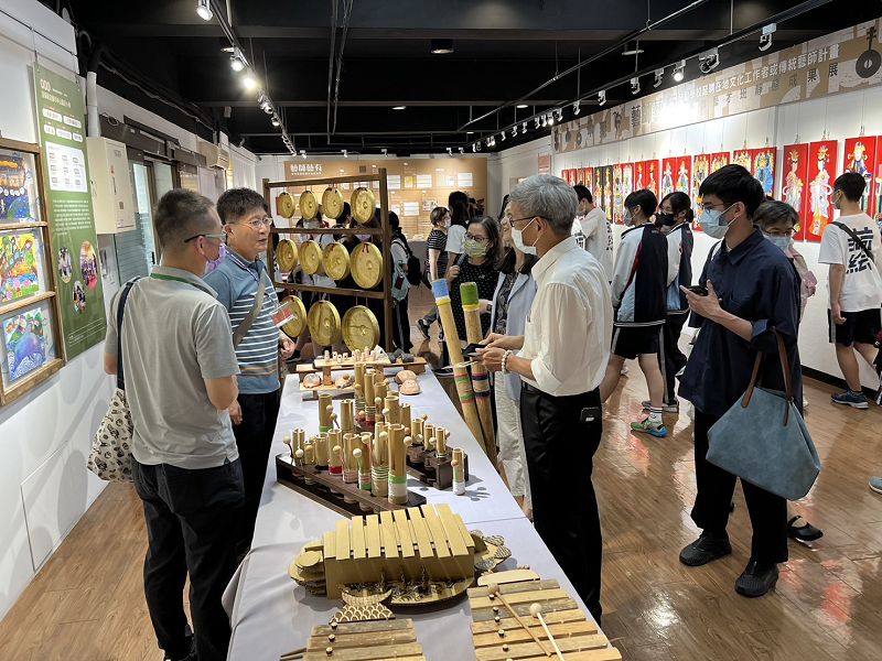 教育部-藝師藝有計畫成果發表會-本館館長與貴賓互動