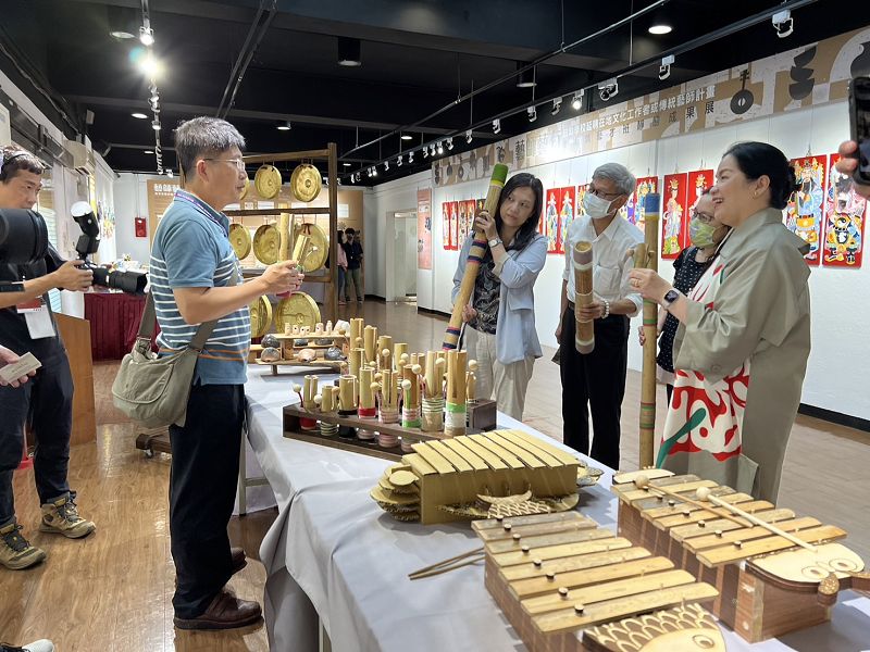 教育部-藝師藝有計畫成果發表會-本館館長聽取展出者介紹