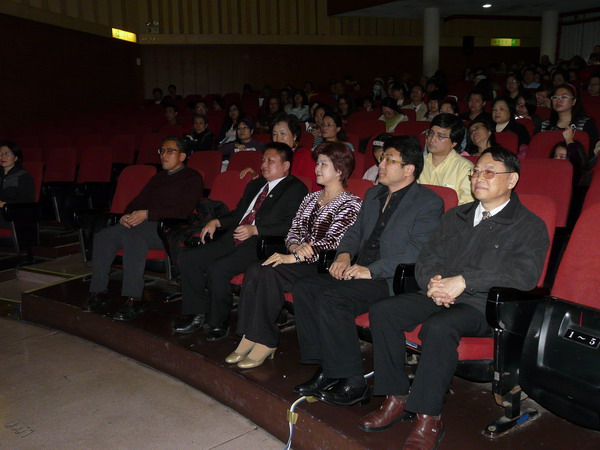 午場特映活動與會嘉賓,右起:吳館長組勝、梁導演智強、紅心字會王秘書長秀畹、中華世界影像教育推廣協會張秘書長烈東、本館潘秘書金定