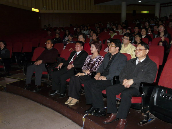 午場特映活動與會嘉賓，右起：吳館長組勝、梁導演智強、紅心字會王秘書長秀畹、中華世界影像教育推廣協會張秘書長烈東、本館潘秘書金定