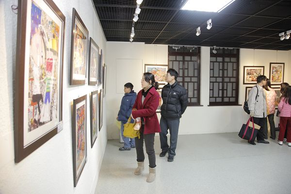 民眾參觀102學年度全國學生美術比賽得獎作品展之1