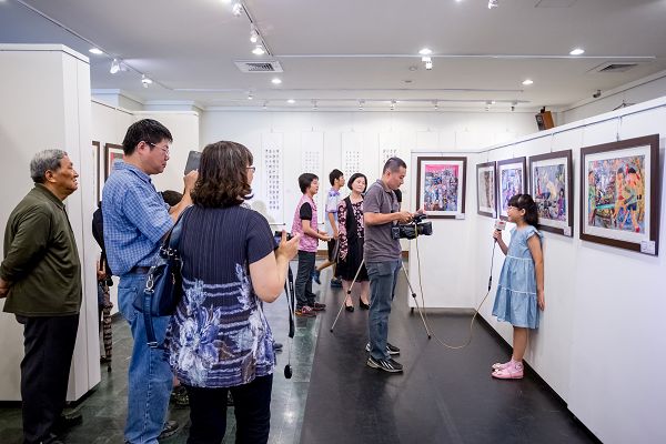 賽優勝作品巡迴展於國立高雄應用科技大學開幕活動–得獎學生接受媒體採訪