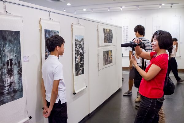 賽優勝作品巡迴展於國立高雄應用科技大學開幕活動–國小生黃思喆喜獲「雙料」特優殊榮接受媒體採訪