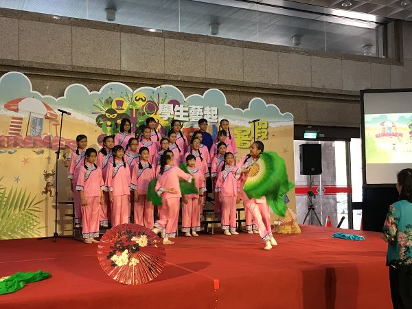 壓軸由苗栗建國國小表演客家組曲