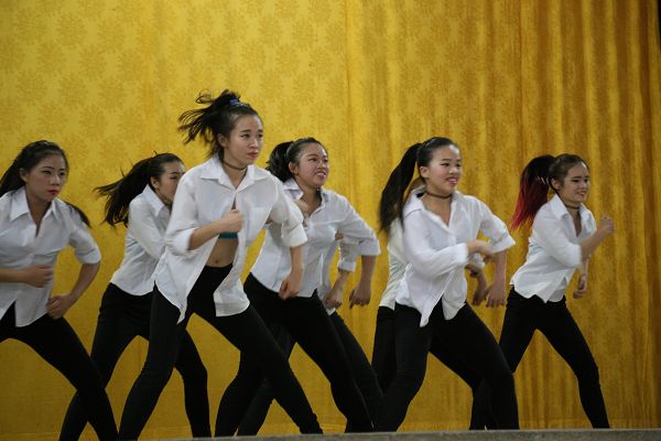 啟英高中於金門烈嶼國中演出現代舞