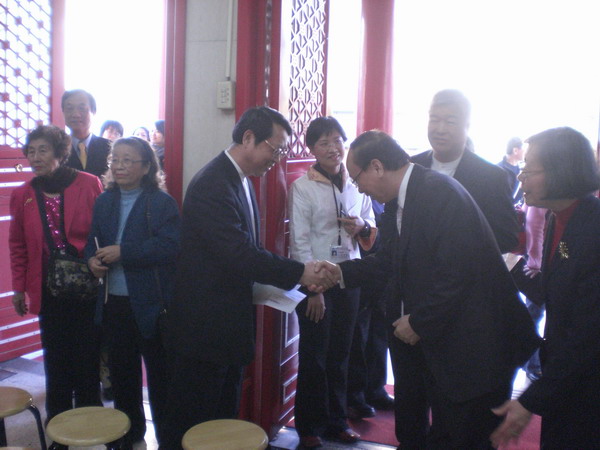 互握手者,左為吳館長祖勝、右為韓國駐華大使具善根先生
