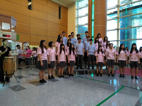 國立馬公高級中學合唱團於9月28日在澎湖縣三軍總醫院澎湖分院以混聲方式來演唱歌曲