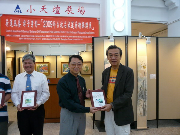 本館吳祖勝館長頒發感謝狀獎牌給參展畫家陳陽春先生