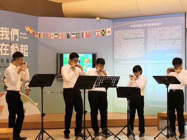 長庚大學口琴社團快閃演奏推廣實況