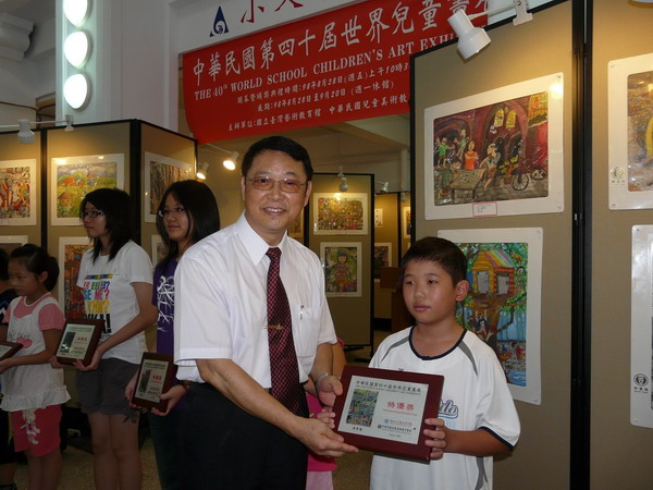 本館吳祖勝館長頒發「第40屆世界兒童畫展」國內特優獎牌給得獎學生