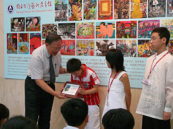 中華民國兒童美術教育學會吳隆榮理事長頒發「中華民國第41屆世界兒童畫展」金牌獎給得獎學生─中國:張子涵