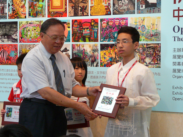 中華民國兒童美術教育學會吳隆榮理事長頒發本展金牌獎給得獎學生─菲律賓:王郁崴