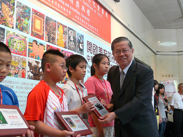 中華民國兒童美術教育學會卓英豪顧問頒發國內特優獎牌給得獎學生之一