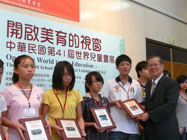 中華民國兒童美術教育學會卓英豪顧問頒發國內特優獎牌給得獎學生之二