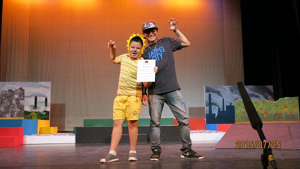 7月25日 「表演我最棒戲劇藝術夏令營」學員獲頒獎狀