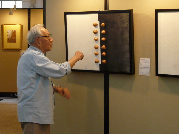李建中先生於3月8日藝術教育講座現場解說其創作作品