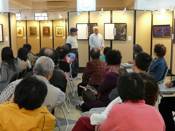 參加3月8日藝術教育講座之觀眾，聆聽李建中先生與許忠英老師解說展出之作品