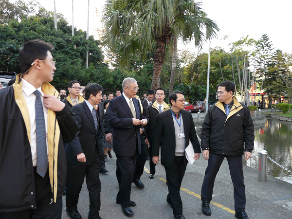 吳院長99年1月14日視察本館南海劇場