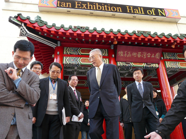 吳院長99年1月14日視察本館南海劇場