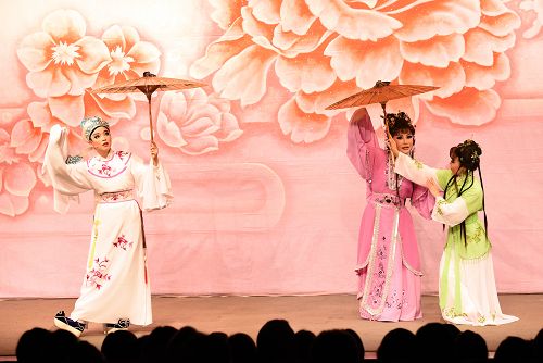 Taiwanese Opera: “Five Daughters Celebrating Father's Birthday”